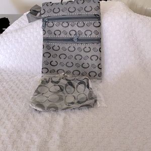 Small brown crossbody comes with coin purse the crossbody has two zippers